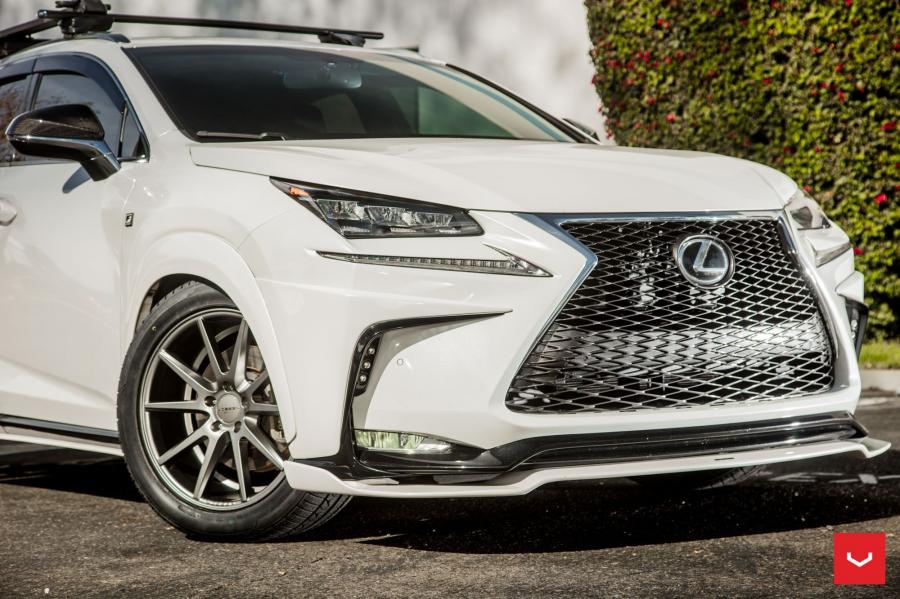 Детали экстерьера Lexus NX on Vossen Wheels (VFS1) 2017 года  (фото 9 из 29)